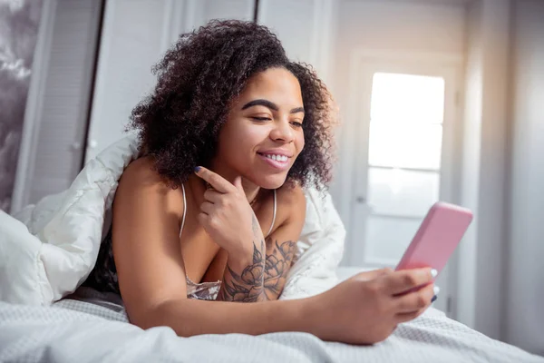 Contentarse Con Smartphone Radiante Mujer Afroamericana Descansando Cama Por Mañana — Foto de Stock