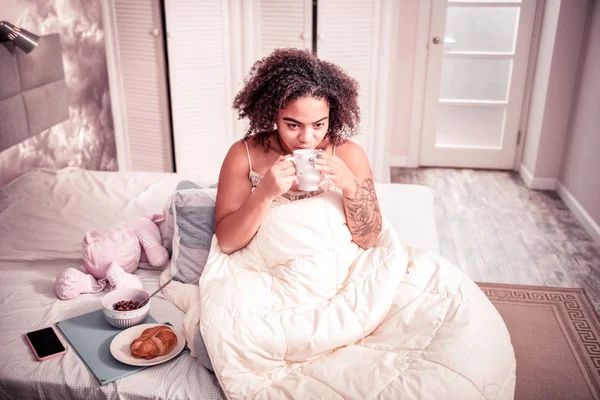 Jeune femme réfléchie avec les cheveux bouclés passer matin paisible — Photo