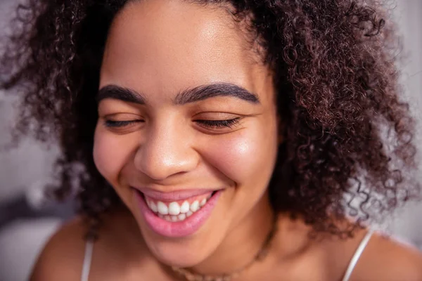 Pagi Rumah Wanita Afrika Amerika Curly Dengan Alis Lebat Bahagia — Stok Foto