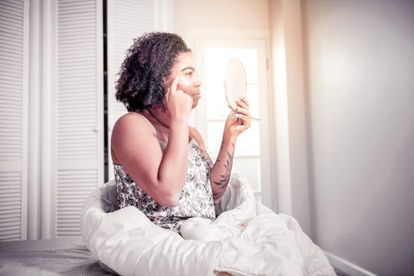 Good-looking African American woman having morning procedure — Stock Photo, Image