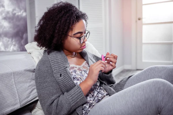 Enfocada mujer afroamericana consiguiendo sus uñas en orden — Foto de Stock