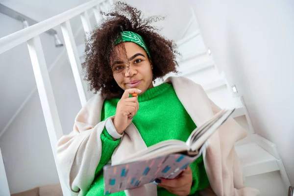 Funky joven dama comiendo bocadillos y libro de lectura — Foto de Stock