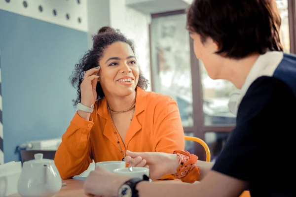 Fille bavarder avec son partenaire pendant la date — Photo