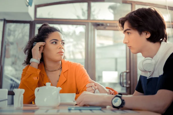 Adolescentes hablando entre sí en el café —  Fotos de Stock