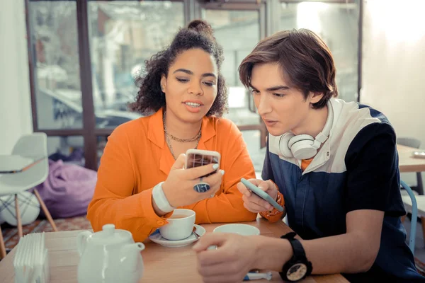 Teenagers sharing their experience of using new app — Stock Photo, Image