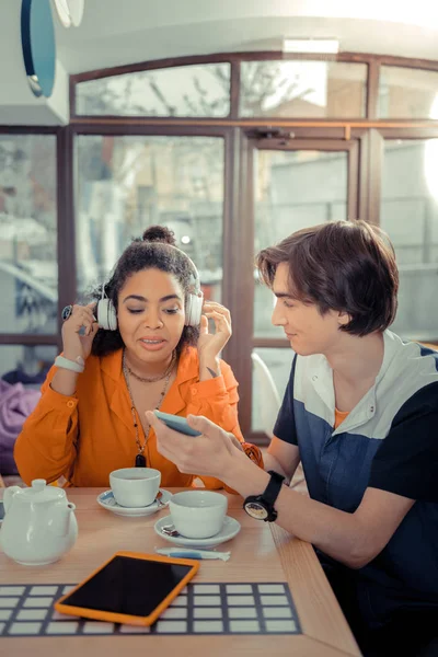 Erkek arkadaşı onun müzik yapım