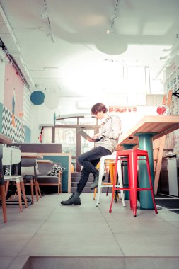 Ücretsiz wi-fi. Kafede ücretsiz wi-fi kullanarak genç