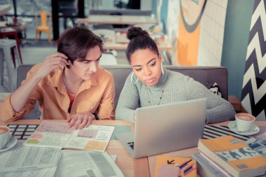 Öğrenciler online kurslar kullanarak yeni beceriler öğrenme