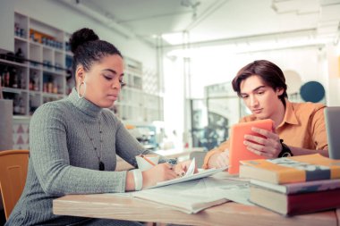 Onların öğretmen ile online iletişim öğrencileri tablo kullanma