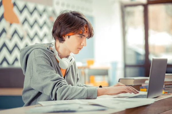 Adolescente haciendo su tarea hogareña usando la computadora —  Fotos de Stock