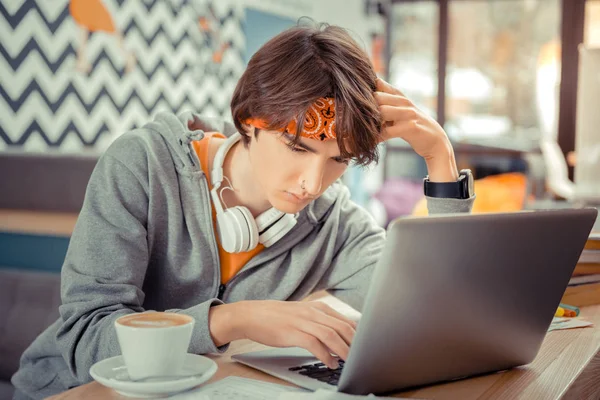 Jovem programador júnior pensando na difícil tarefa — Fotografia de Stock