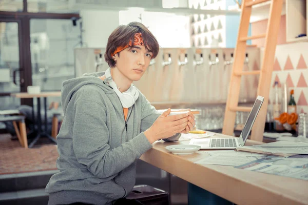 Teenager drinking coffee and working with computer i th cafe — Stock Photo, Image