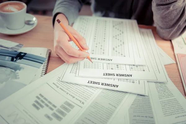 Student putting answers on the tests answer sheet — Stock Photo, Image