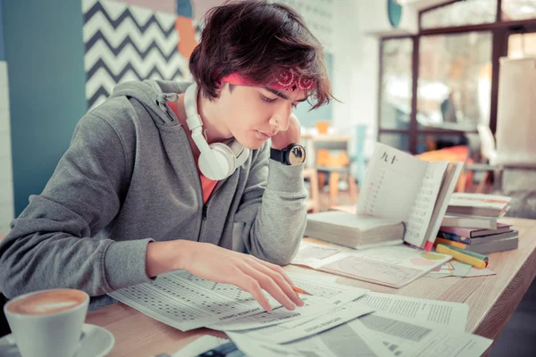 Tiener voorbereiden voor de toelating tot de Universiteit — Stockfoto