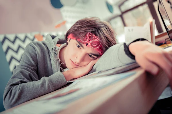 Estudante cansado quase dormindo na mesa — Fotografia de Stock