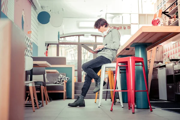 Programador junior trabajando en su acogedor café favorito — Foto de Stock