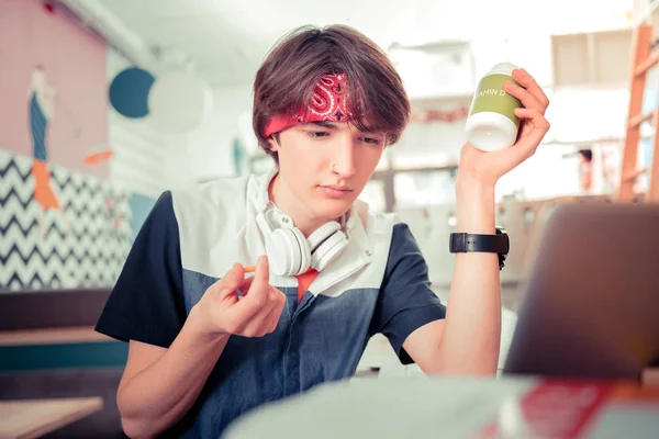 Adolescente tomando pílulas vitamínicas durante o período de exames — Fotografia de Stock