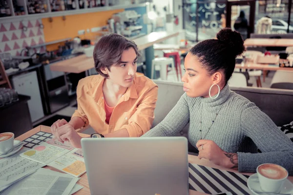 Étudiants étudiant des langues étrangères ensemble dans le café — Photo