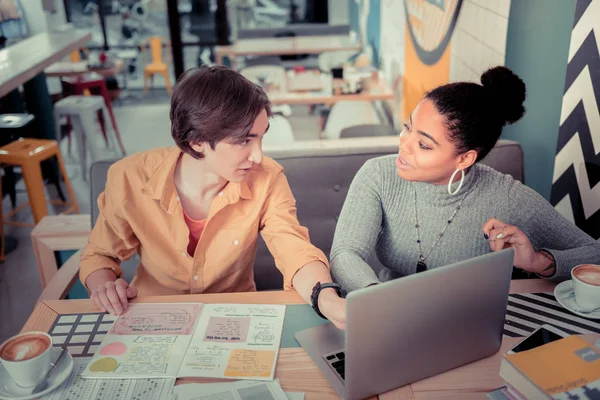 Das Studentenpaar, das ein gemeinsames Bildungsprojekt macht — Stockfoto