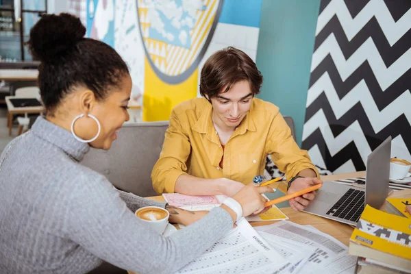 Estudiantes trabajando juntos en su trabajo del curso — Foto de Stock