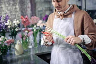 Memnun genç adam onun işyerinde ayakta