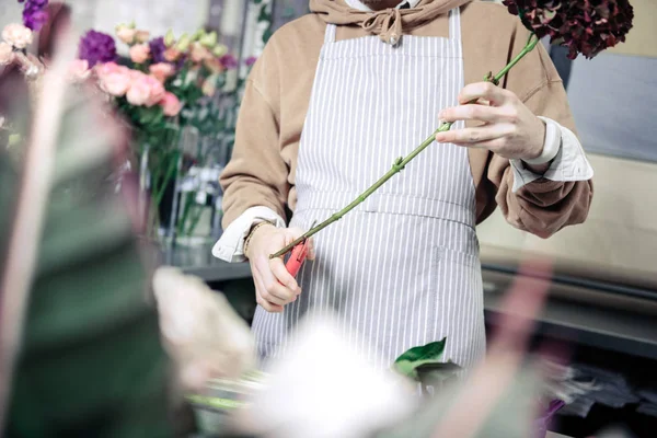 Competent florist composing flowers for sale in salon — Stock Photo, Image