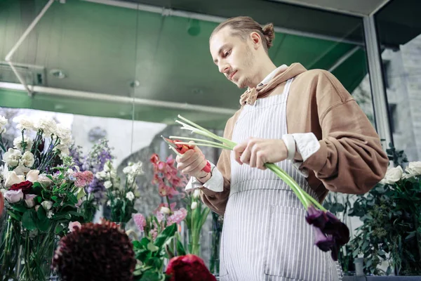 Florista competente trabajando en la famosa boutique floral — Foto de Stock