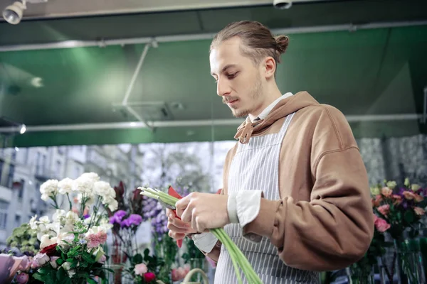 细心的年轻专业花店做婚礼花束 — 图库照片