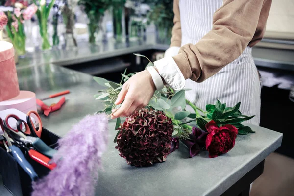 Kompetente Floristin mit frischen Blumen für Ikebana — Stockfoto