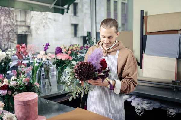 Floristería encantada positiva haciendo ramo colorido para la venta — Foto de Stock