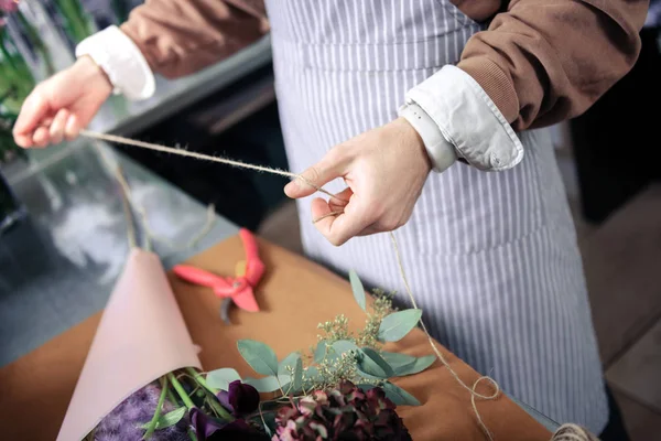 Fleuriste conscient finissant son meilleur bouquet à vendre — Photo