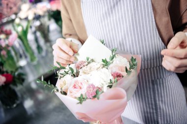 Doğal güzellik. Çiçek butik çalışan tür tasarımcı çiçekler, birçok parçalardan oluşan