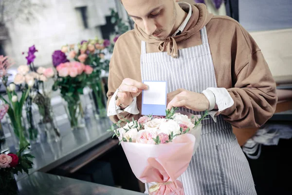 Ernsthafter Mann bereitet Blumen für Geschenk vor — Stockfoto