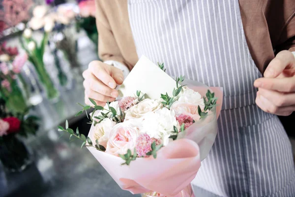 Natural Beauty Kind Designer Composing Flowers Working Floral Boutique — Stock fotografie