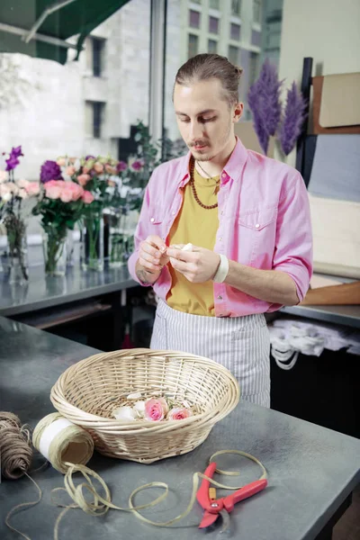 Aufmerksame junge Floristin in modernem Atelier — Stockfoto