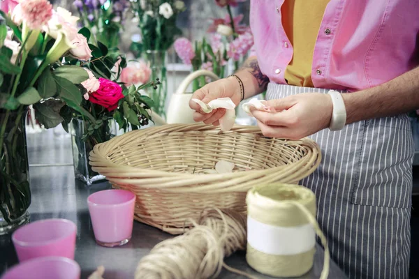 Fleuriste élégant préparant des fleurs pour la décoration de mariage — Photo
