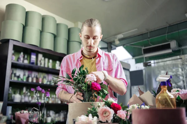 Atento joven diseñador haciendo ikebana para el cliente — Foto de Stock