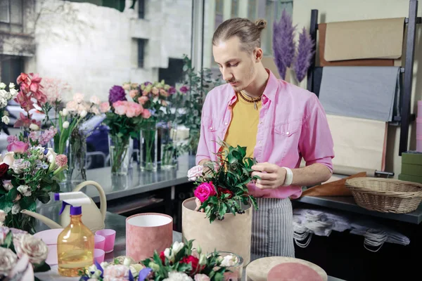 Atento florista joven componiendo ramo de regalo — Foto de Stock