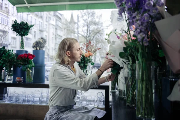 花の店で働いている深刻な男性人 — ストック写真