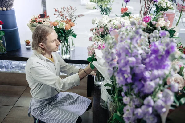 Foto de perfil de florista atento que toma ramo — Foto de Stock