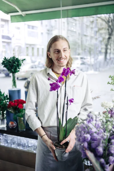 Tankfull ung trädgårdsmästare presentera unordinary blomma för klienter — Stockfoto