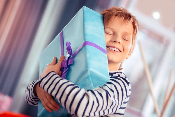 Feliz cumpleaños niño abrazando sus cajas de regalo — Foto de Stock