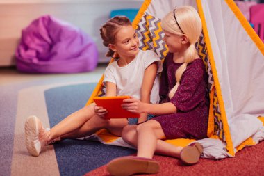 İki güzel arkadaş birlikte çadırda dinlenme