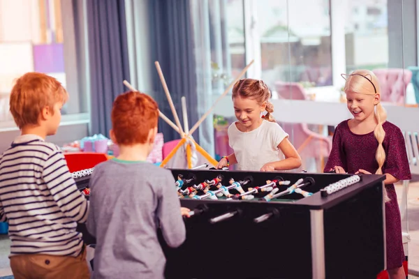 Gruppo di bambini che giocano a calcio kicker insieme — Foto Stock