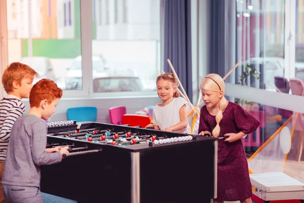 Sweaty girls showing rules of kicker football — Stock Photo, Image