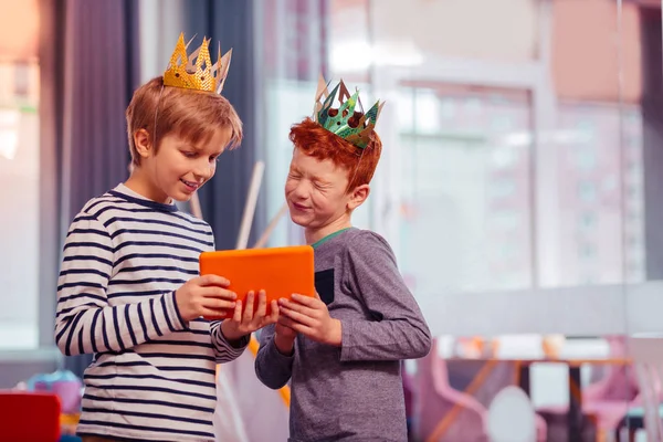 Young brave persons being crowned by each other — Stock Photo, Image