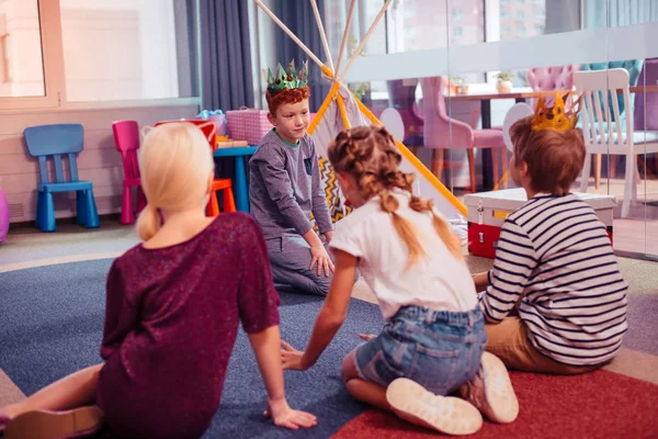 Group of kids turning on their imagination — Stock Photo, Image