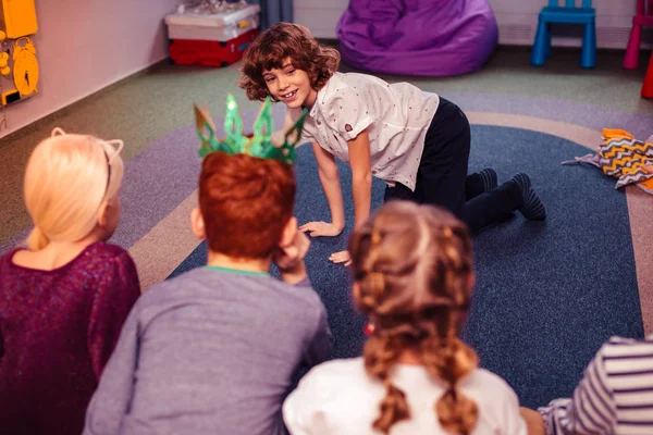 Ragazzo bruna giocoso trascorrere del tempo con i compagni di classe — Foto Stock