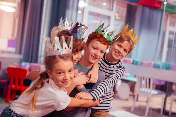 Adolescente feliz disfrutando del tiempo con la mejor compañía — Foto de Stock