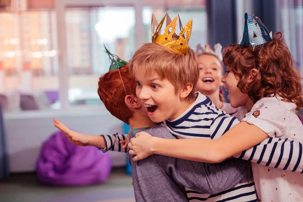 Emocional niña rubia divirtiéndose con amigos — Foto de Stock